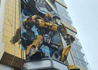 El autobot Bumblebee en encuentra en la parte frontal del edificio alteño