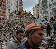 Los rescatistas buscan víctimas y supervivientes entre los escombros de un edificio que se derrumbó en Adana, después del terremoto de magnitud 7,8 azotara el sureste del país.