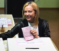 La líder del partido de extrema derecha italiano “Fratelli d’Italia”, Giorgia Meloni, emite su voto.