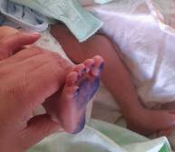 Un bebé estampa su huella para recibir su certificado de nacimiento.