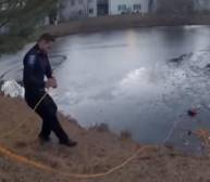 El rescate de un niño que cayó a un lago congelado