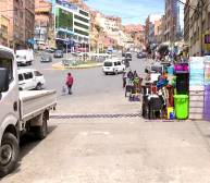 Comercio en aceras y calzadas de una calle de La Paz