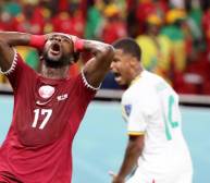 Ismail Mohamad, jugador de Qatar, se lamenta tras una ocasión fallida.