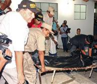La Policía traslada uno de los cuerpos abatidos en el Hotel Las Américas. Foto: Archivo AFP