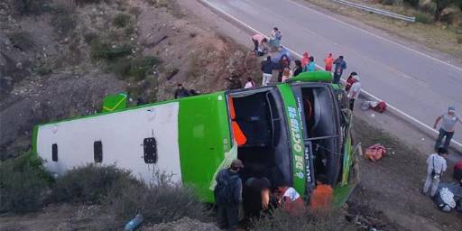 Bus vuelca en la ruta Potosí - Sucre y deja al menos siete personas heridas