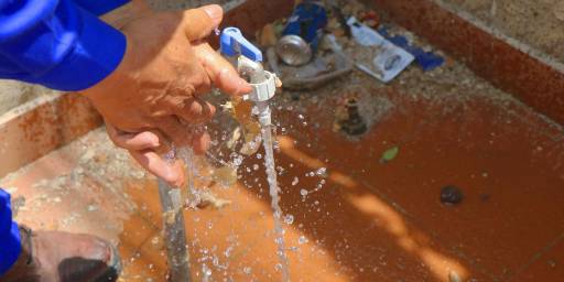 Reducen suministro de agua en tres zonas de Cochabamba por obras de Semapa