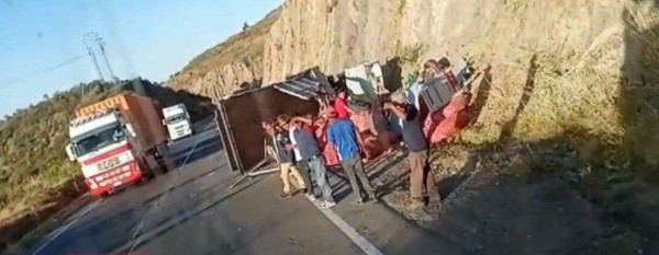 Un camión volcó en la ruta Cochabamba - Oruro y dejó al menos once heridos