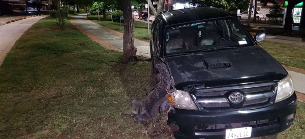 Conductor perdió el control de su vehículo y terminó estrellado en una ...