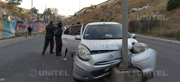 La Paz: Conductor pierde el control y termina chocando su vehículo ...