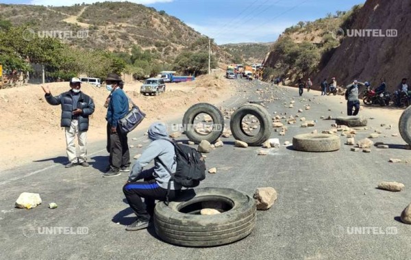 Productores Agropecuarios De Parotani Bloquean Carretera Del Eje ...