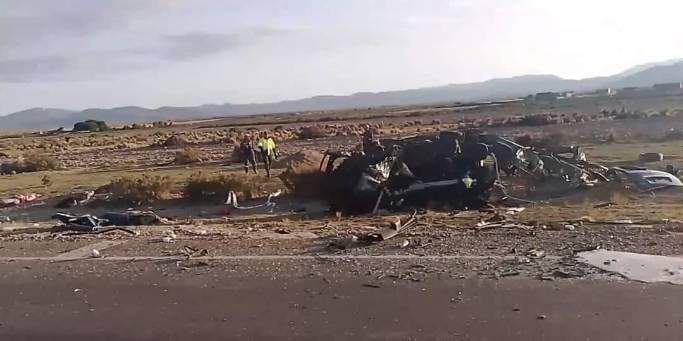 Siete muertos tras choque de un bus y una vagoneta en la carretera ...