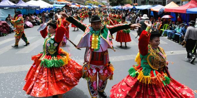 Chuta Ropa El Jisk’a Anata realza el folclore en las calles del centro de La Paz