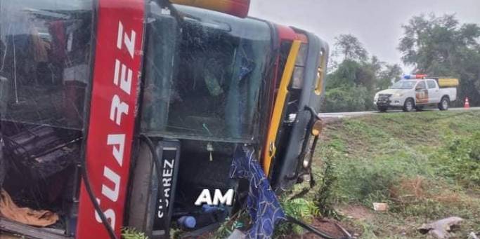 Seis heridos tras el vuelco de un bus en la ruta Santa Cruz - Villa Montes