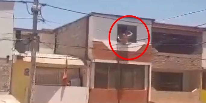 ¡Escándalo! El momento en que un hombre cae de un segundo piso tras ser ...