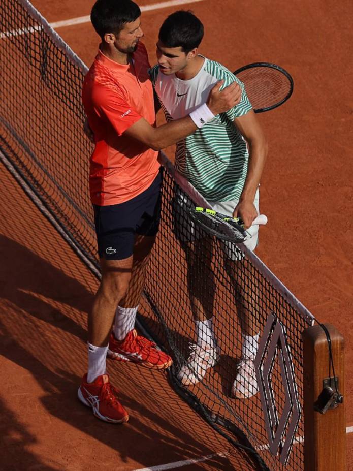 El serbio Novak Djokovic (I) consuela al español Carlos Alcaraz después de su victoria durante el partido de semifinales en el torneo Roland-Garros Open.
