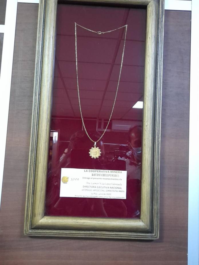 Medalla de oro en oficinas de la AJAM.