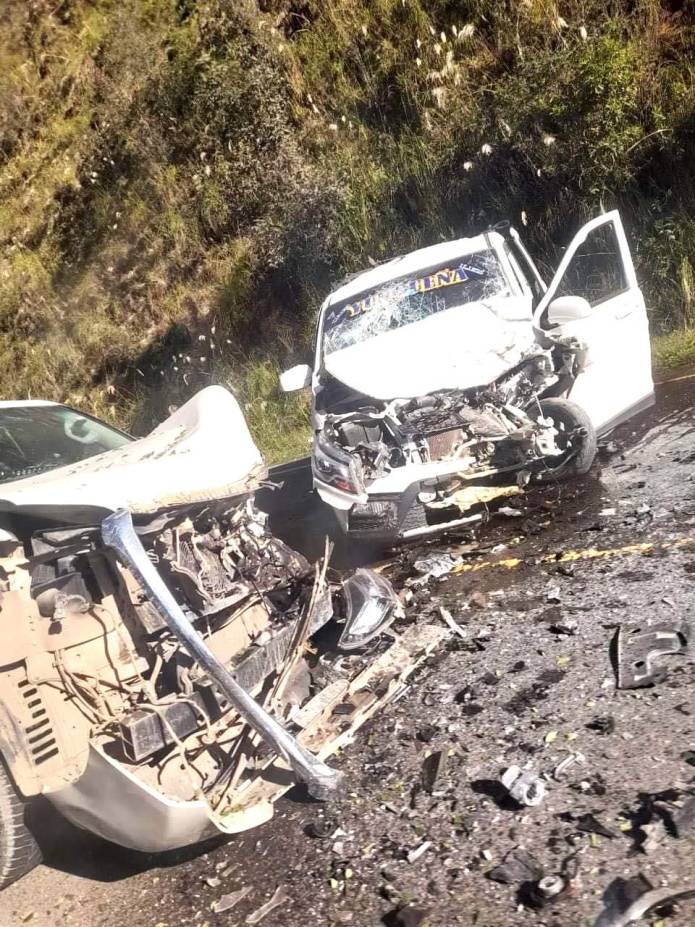 Los dos vehículos que protagonizaron el choque frontal en la carretera a los Yungas de La Paz. 