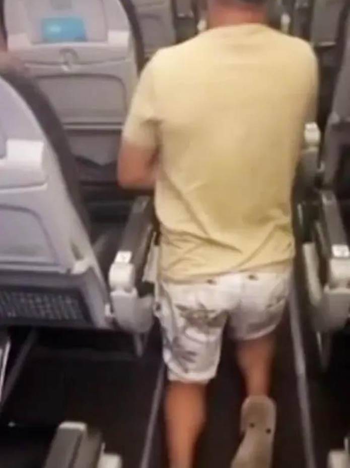 Un pasajero salió de rodillas del avión