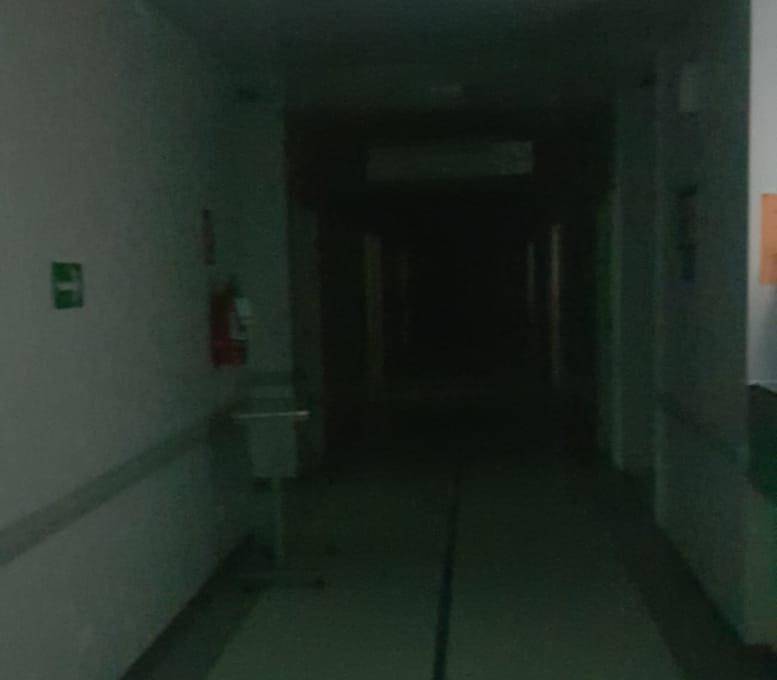 Pasillos oscuros dentro del hospital