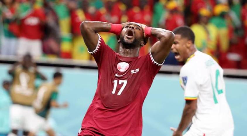 Ismail Mohamad, jugador de Qatar, se lamenta tras una ocasión fallida.