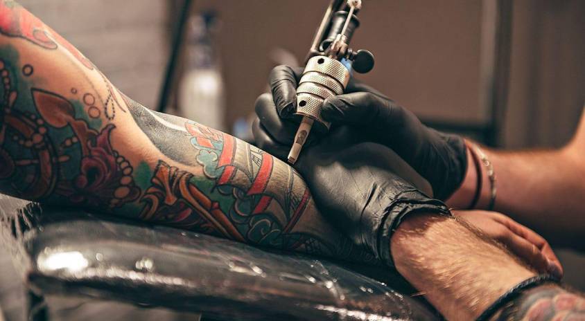 ¿Existen riesgos para la salud al hacerse tatuajes? Esto es lo que dice la ciencia