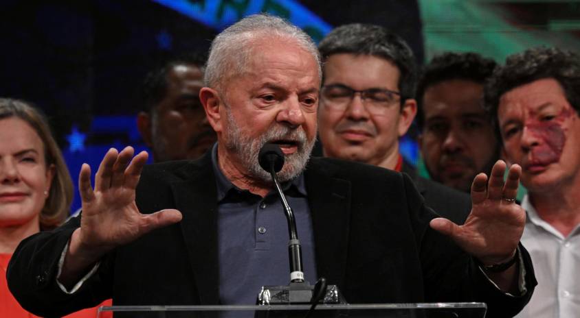 Lula da Silva habla frente a sus seguidores este domingo