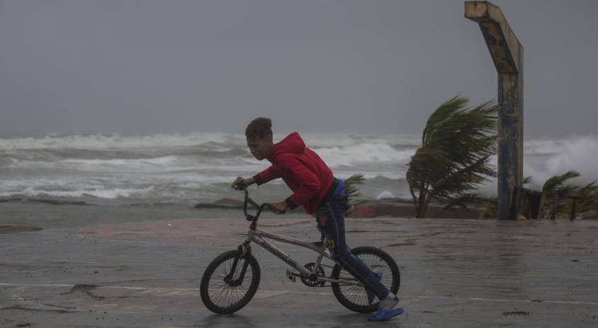 El huracán Fiona sigue devastando el Caribe