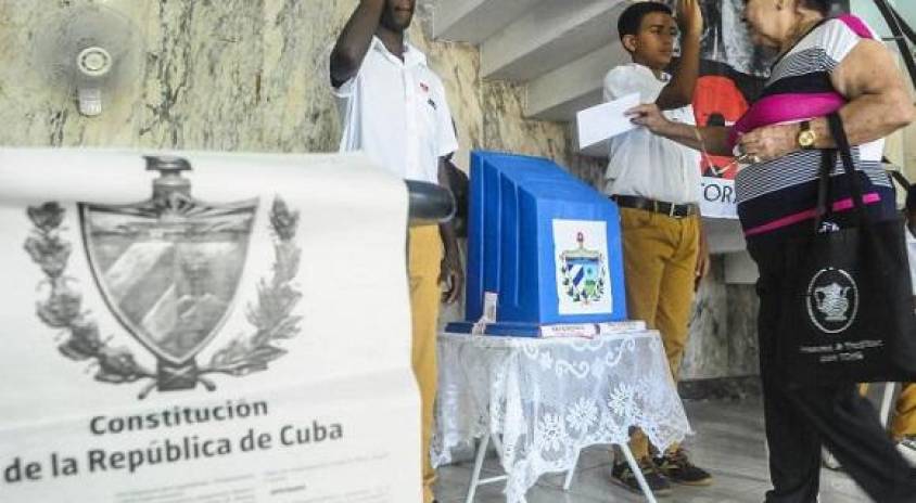 Los colegios electorales abren en Cuba para los comicios locales