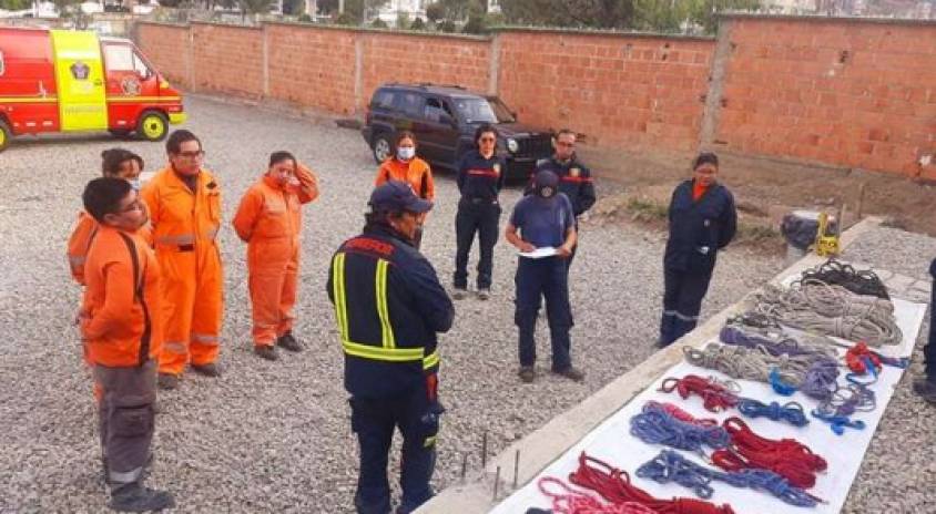 Bomberos voluntarios del SAR Bolivia