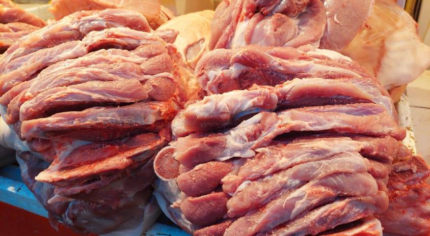 Venta de carne de cerdo en mercados de La Paz
