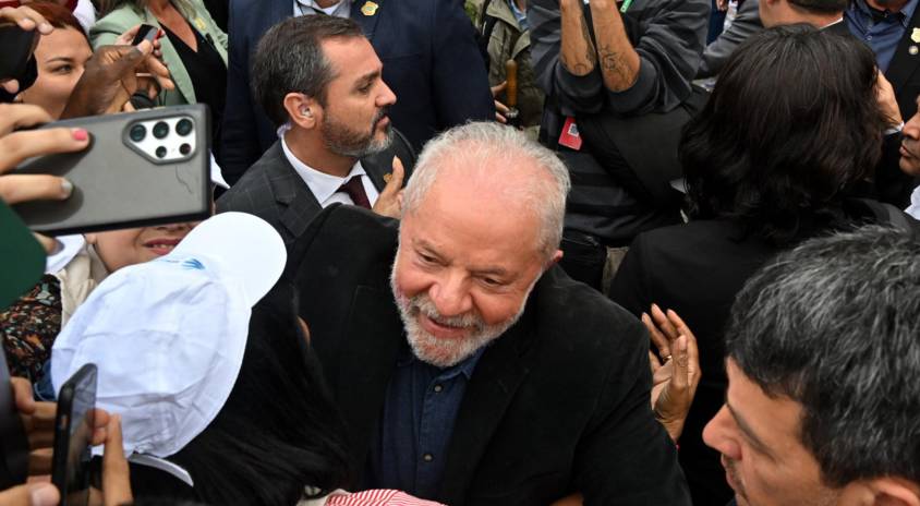 Lula fue arropado por sus seguidores en el inicio de la jornada de votación
