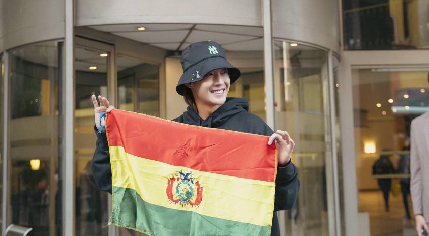 Kim Hyun Joong posa con la tricolor.