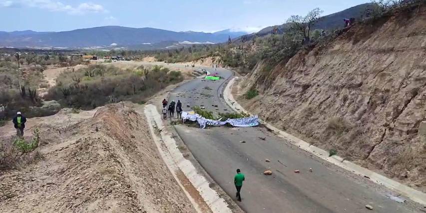 Instalan Bloqueo En La Carretera A Los Valles Cruceños Exigiendo