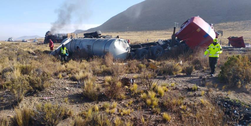 Choque entre camión y cisterna deja dos fallecidos en carretera entre ...