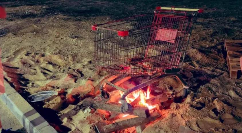 Qatar: hinchas argentinos improvisan una parrilla y preparan una asado en pleno barrio