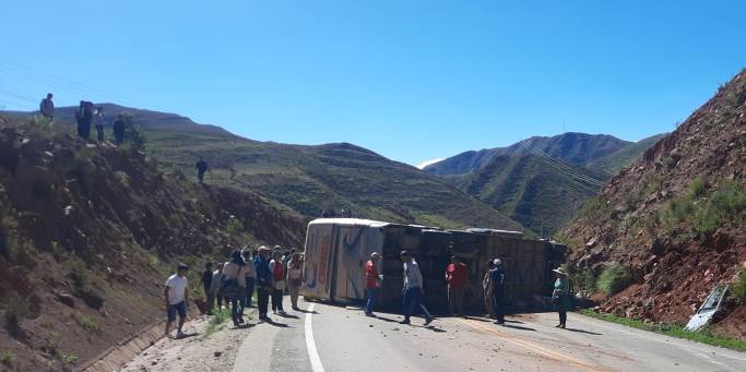 Un muerto y varios heridos en accidente de un bus en la carretera ...