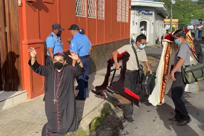 Policía de Nicaragua asalta sede episcopal y arresta a obispo crítico de Ortega
