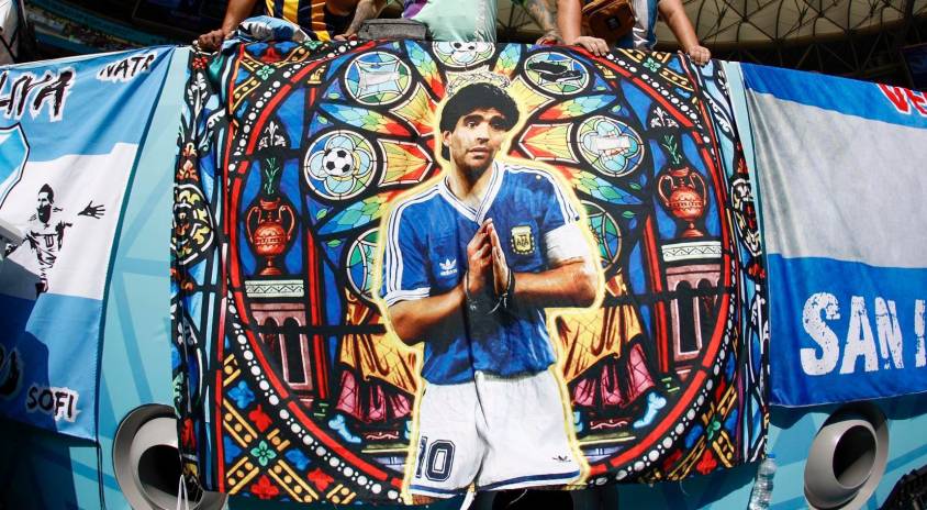 Maradona en poleras, banderas, y otros souvenirs
